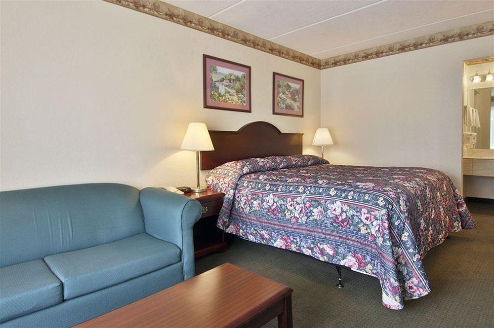 פלאנט סיטי Red Rose Inn & Suites מראה חיצוני תמונה